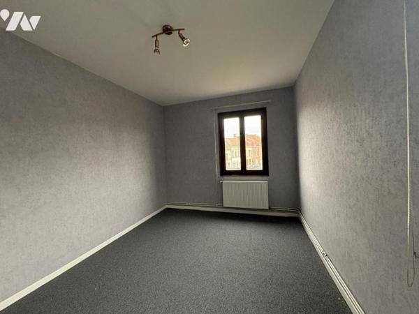 Un ensemble immobilier comprenant deux appartements et trois cellules commerciales