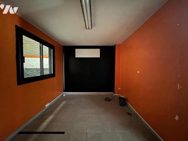 Un ensemble immobilier comprenant deux appartements et trois cellules commerciales