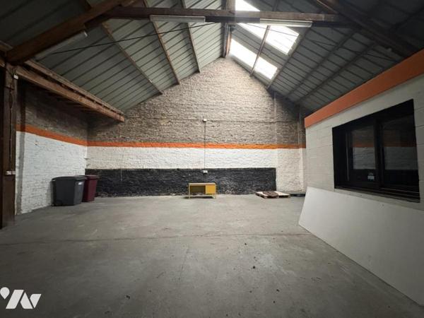 Un ensemble immobilier comprenant deux appartements et trois cellules commerciales