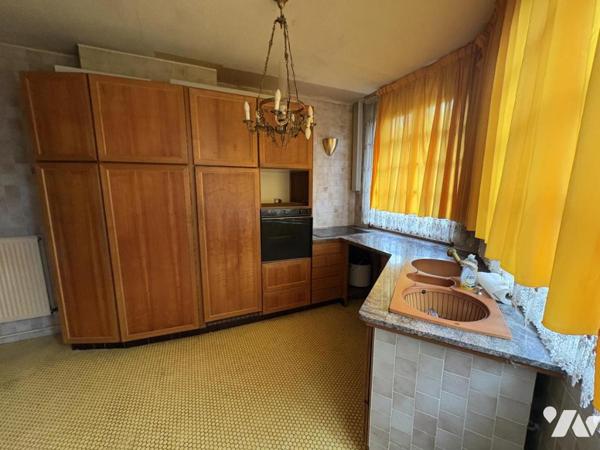 Un ensemble immobilier comprenant deux appartements et trois cellules commerciales