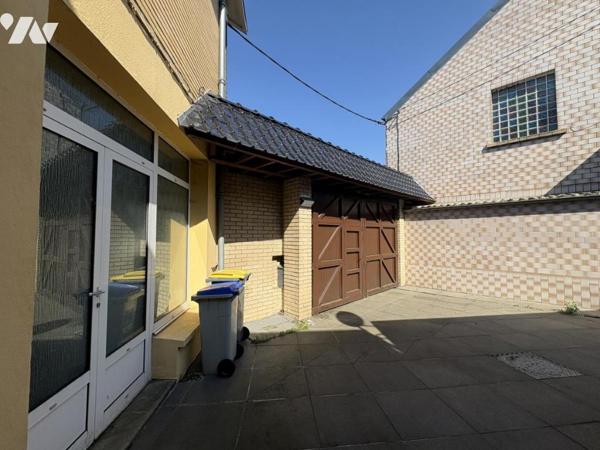 Un ensemble immobilier comprenant deux appartements et trois cellules commerciales