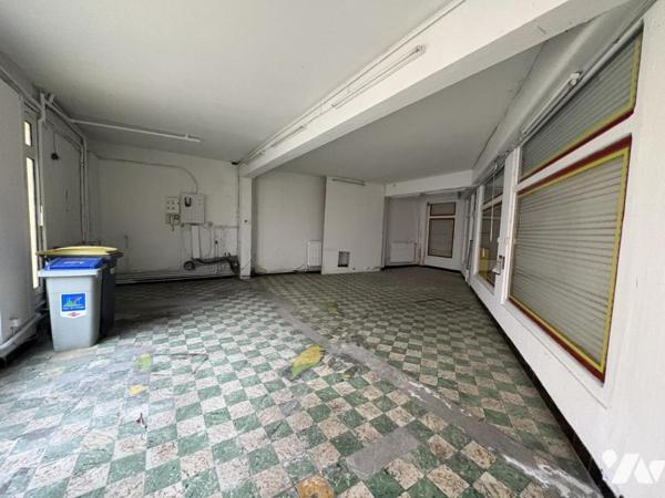 Un ensemble immobilier comprenant deux appartements et trois cellules commerciales