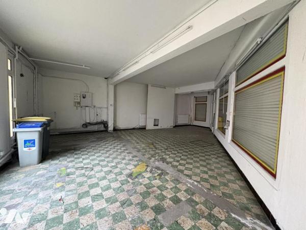 Un ensemble immobilier comprenant deux appartements et trois cellules commerciales