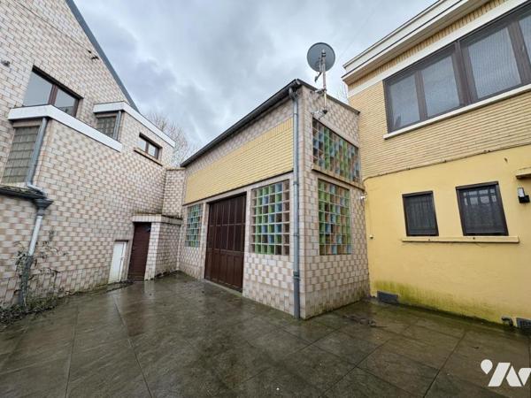 Un ensemble immobilier comprenant deux appartements et trois cellules commerciales