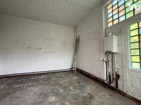 Un ensemble immobilier comprenant deux appartements et trois cellules commerciales