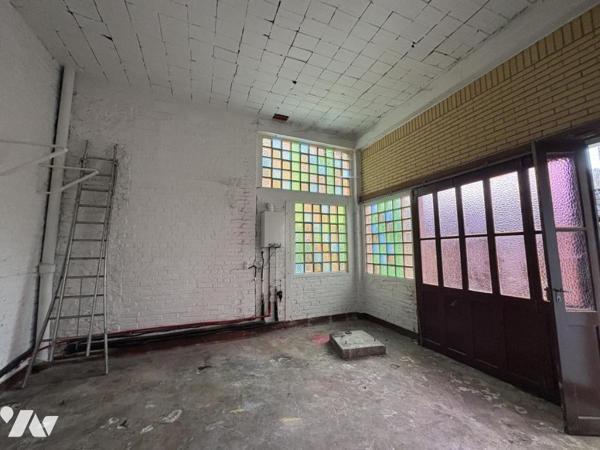 Un ensemble immobilier comprenant deux appartements et trois cellules commerciales