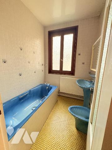 Un ensemble immobilier comprenant deux appartements et trois cellules commerciales