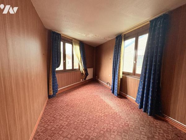 Un ensemble immobilier comprenant deux appartements et trois cellules commerciales