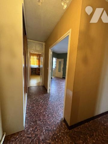 Un ensemble immobilier comprenant deux appartements et trois cellules commerciales