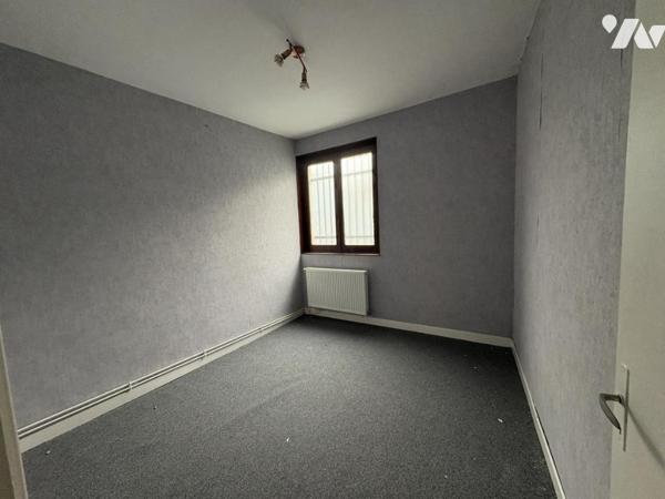 Un ensemble immobilier comprenant deux appartements et trois cellules commerciales