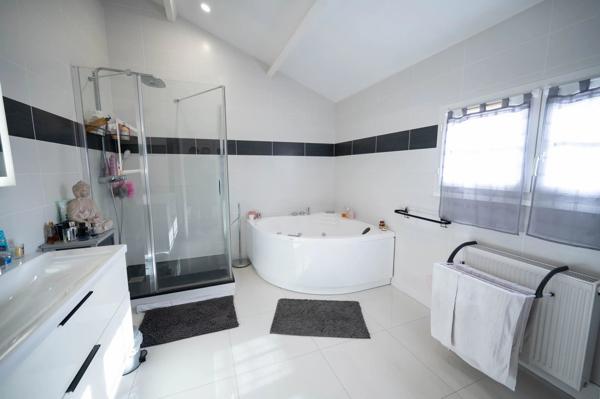 PROPRIETE AVEC 4 CHAMBRES ET PISCINE - CISSE