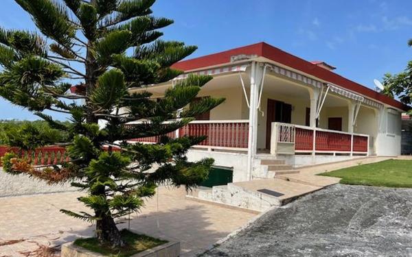 Maison à vendre    7 pièces •  Le Gosier