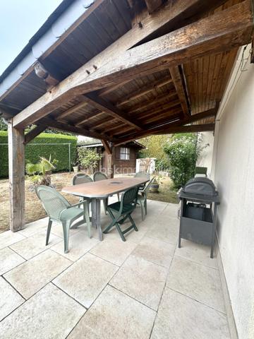 Dans un quartier résidentiel, et au cœur d'un lotissement calme de Montrichard, découvrez cette agréable maison de 1975, parfaitement entretenue, qui séduira par sa luminosité, sa fonctionnalité et son environnement privilégié.

Dès l'entrée, vous trouverez une belle pièce de vie traversante de plus de 30 m², baignée de lumière naturelle tout au long de la journée. 
Un espace chaleureux et convivial, idéal pour partager de beaux moments en famille ou entre amis.

La cuisine, aménagée et entièrement équipée, offre de nombreux rangements et intègre harmonieusement un réfrigérateur américain, alliant confort et praticité au quotidien.

L'espace nuit se compose de deux chambres, d'une salle d'eau et de WC indépendants, offrant une distribution simple et fonctionnelle.

À l'extérieur, le jardin entièrement clos sans vis à vis, constitue un endroit paisible pour profiter des beaux jours en toute intimité. Un garage, un grenier et un abri de jardin viennent compléter les prestations de cette maison, offrant de précieux espaces de rangement.

Côté confort, tout est réuni pour un quotidien agréable : menuiseries en double vitrage, chauffage au gaz, climatisation pour les chaudes journées estivales DPE classé D ; un équilibre apprécié entre confort et performance énergétique.

Que vous soyez à la recherche de votre première résidence principale, d'un pied-à-terre, d'un investissement locatif ou d'un bien facile à vivre pour un couple, une personne seule ou une petite famille, cette maison répond à de nombreux projets.
Idéalement située au cœur de la vallée du Cher, Montrichard séduit par son cadre de vie, son patrimoine historique, ses commerces, ses écoles, ses bords de rivière et sa proximité avec Tours, Blois et les plus prestigieux châteaux de la Loire.
Une maison où il ne reste plus qu'à poser vos valises ! Alors contactez-moi pour une visite .