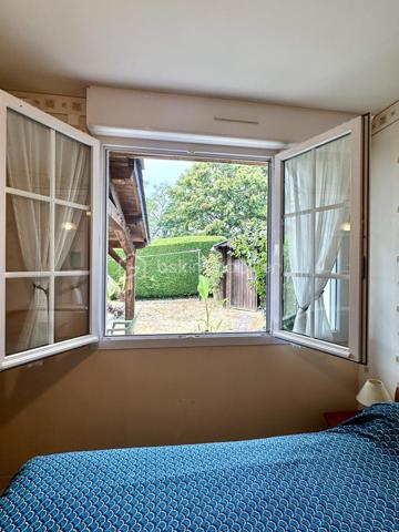 Dans un quartier résidentiel, et au cœur d'un lotissement calme de Montrichard, découvrez cette agréable maison de 1975, parfaitement entretenue, qui séduira par sa luminosité, sa fonctionnalité et son environnement privilégié.

Dès l'entrée, vous trouverez une belle pièce de vie traversante de plus de 30 m², baignée de lumière naturelle tout au long de la journée. 
Un espace chaleureux et convivial, idéal pour partager de beaux moments en famille ou entre amis.

La cuisine, aménagée et entièrement équipée, offre de nombreux rangements et intègre harmonieusement un réfrigérateur américain, alliant confort et praticité au quotidien.

L'espace nuit se compose de deux chambres, d'une salle d'eau et de WC indépendants, offrant une distribution simple et fonctionnelle.

À l'extérieur, le jardin entièrement clos sans vis à vis, constitue un endroit paisible pour profiter des beaux jours en toute intimité. Un garage, un grenier et un abri de jardin viennent compléter les prestations de cette maison, offrant de précieux espaces de rangement.

Côté confort, tout est réuni pour un quotidien agréable : menuiseries en double vitrage, chauffage au gaz, climatisation pour les chaudes journées estivales DPE classé D ; un équilibre apprécié entre confort et performance énergétique.

Que vous soyez à la recherche de votre première résidence principale, d'un pied-à-terre, d'un investissement locatif ou d'un bien facile à vivre pour un couple, une personne seule ou une petite famille, cette maison répond à de nombreux projets.
Idéalement située au cœur de la vallée du Cher, Montrichard séduit par son cadre de vie, son patrimoine historique, ses commerces, ses écoles, ses bords de rivière et sa proximité avec Tours, Blois et les plus prestigieux châteaux de la Loire.
Une maison où il ne reste plus qu'à poser vos valises ! Alors contactez-moi pour une visite .