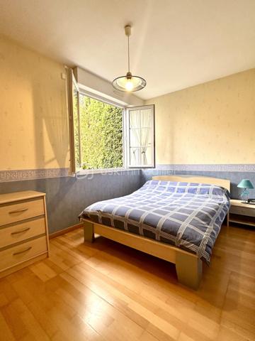 Dans un quartier résidentiel, et au cœur d'un lotissement calme de Montrichard, découvrez cette agréable maison de 1975, parfaitement entretenue, qui séduira par sa luminosité, sa fonctionnalité et son environnement privilégié.

Dès l'entrée, vous trouverez une belle pièce de vie traversante de plus de 30 m², baignée de lumière naturelle tout au long de la journée. 
Un espace chaleureux et convivial, idéal pour partager de beaux moments en famille ou entre amis.

La cuisine, aménagée et entièrement équipée, offre de nombreux rangements et intègre harmonieusement un réfrigérateur américain, alliant confort et praticité au quotidien.

L'espace nuit se compose de deux chambres, d'une salle d'eau et de WC indépendants, offrant une distribution simple et fonctionnelle.

À l'extérieur, le jardin entièrement clos sans vis à vis, constitue un endroit paisible pour profiter des beaux jours en toute intimité. Un garage, un grenier et un abri de jardin viennent compléter les prestations de cette maison, offrant de précieux espaces de rangement.

Côté confort, tout est réuni pour un quotidien agréable : menuiseries en double vitrage, chauffage au gaz, climatisation pour les chaudes journées estivales DPE classé D ; un équilibre apprécié entre confort et performance énergétique.

Que vous soyez à la recherche de votre première résidence principale, d'un pied-à-terre, d'un investissement locatif ou d'un bien facile à vivre pour un couple, une personne seule ou une petite famille, cette maison répond à de nombreux projets.
Idéalement située au cœur de la vallée du Cher, Montrichard séduit par son cadre de vie, son patrimoine historique, ses commerces, ses écoles, ses bords de rivière et sa proximité avec Tours, Blois et les plus prestigieux châteaux de la Loire.
Une maison où il ne reste plus qu'à poser vos valises ! Alors contactez-moi pour une visite .