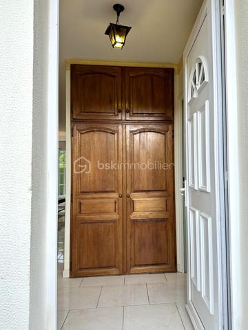 Dans un quartier résidentiel, et au cœur d'un lotissement calme de Montrichard, découvrez cette agréable maison de 1975, parfaitement entretenue, qui séduira par sa luminosité, sa fonctionnalité et son environnement privilégié.

Dès l'entrée, vous trouverez une belle pièce de vie traversante de plus de 30 m², baignée de lumière naturelle tout au long de la journée. 
Un espace chaleureux et convivial, idéal pour partager de beaux moments en famille ou entre amis.

La cuisine, aménagée et entièrement équipée, offre de nombreux rangements et intègre harmonieusement un réfrigérateur américain, alliant confort et praticité au quotidien.

L'espace nuit se compose de deux chambres, d'une salle d'eau et de WC indépendants, offrant une distribution simple et fonctionnelle.

À l'extérieur, le jardin entièrement clos sans vis à vis, constitue un endroit paisible pour profiter des beaux jours en toute intimité. Un garage, un grenier et un abri de jardin viennent compléter les prestations de cette maison, offrant de précieux espaces de rangement.

Côté confort, tout est réuni pour un quotidien agréable : menuiseries en double vitrage, chauffage au gaz, climatisation pour les chaudes journées estivales DPE classé D ; un équilibre apprécié entre confort et performance énergétique.

Que vous soyez à la recherche de votre première résidence principale, d'un pied-à-terre, d'un investissement locatif ou d'un bien facile à vivre pour un couple, une personne seule ou une petite famille, cette maison répond à de nombreux projets.
Idéalement située au cœur de la vallée du Cher, Montrichard séduit par son cadre de vie, son patrimoine historique, ses commerces, ses écoles, ses bords de rivière et sa proximité avec Tours, Blois et les plus prestigieux châteaux de la Loire.
Une maison où il ne reste plus qu'à poser vos valises ! Alors contactez-moi pour une visite .
