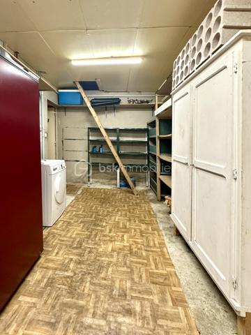 Dans un quartier résidentiel, et au cœur d'un lotissement calme de Montrichard, découvrez cette agréable maison de 1975, parfaitement entretenue, qui séduira par sa luminosité, sa fonctionnalité et son environnement privilégié.

Dès l'entrée, vous trouverez une belle pièce de vie traversante de plus de 30 m², baignée de lumière naturelle tout au long de la journée. 
Un espace chaleureux et convivial, idéal pour partager de beaux moments en famille ou entre amis.

La cuisine, aménagée et entièrement équipée, offre de nombreux rangements et intègre harmonieusement un réfrigérateur américain, alliant confort et praticité au quotidien.

L'espace nuit se compose de deux chambres, d'une salle d'eau et de WC indépendants, offrant une distribution simple et fonctionnelle.

À l'extérieur, le jardin entièrement clos sans vis à vis, constitue un endroit paisible pour profiter des beaux jours en toute intimité. Un garage, un grenier et un abri de jardin viennent compléter les prestations de cette maison, offrant de précieux espaces de rangement.

Côté confort, tout est réuni pour un quotidien agréable : menuiseries en double vitrage, chauffage au gaz, climatisation pour les chaudes journées estivales DPE classé D ; un équilibre apprécié entre confort et performance énergétique.

Que vous soyez à la recherche de votre première résidence principale, d'un pied-à-terre, d'un investissement locatif ou d'un bien facile à vivre pour un couple, une personne seule ou une petite famille, cette maison répond à de nombreux projets.
Idéalement située au cœur de la vallée du Cher, Montrichard séduit par son cadre de vie, son patrimoine historique, ses commerces, ses écoles, ses bords de rivière et sa proximité avec Tours, Blois et les plus prestigieux châteaux de la Loire.
Une maison où il ne reste plus qu'à poser vos valises ! Alors contactez-moi pour une visite .