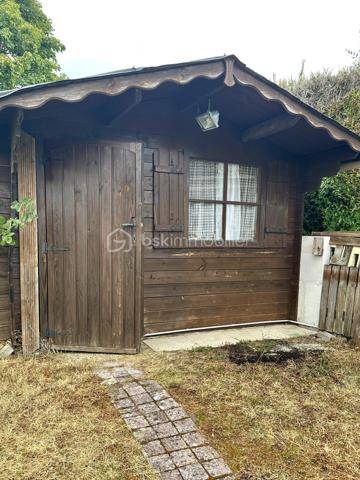 Dans un quartier résidentiel, et au cœur d'un lotissement calme de Montrichard, découvrez cette agréable maison de 1975, parfaitement entretenue, qui séduira par sa luminosité, sa fonctionnalité et son environnement privilégié.

Dès l'entrée, vous trouverez une belle pièce de vie traversante de plus de 30 m², baignée de lumière naturelle tout au long de la journée. 
Un espace chaleureux et convivial, idéal pour partager de beaux moments en famille ou entre amis.

La cuisine, aménagée et entièrement équipée, offre de nombreux rangements et intègre harmonieusement un réfrigérateur américain, alliant confort et praticité au quotidien.

L'espace nuit se compose de deux chambres, d'une salle d'eau et de WC indépendants, offrant une distribution simple et fonctionnelle.

À l'extérieur, le jardin entièrement clos sans vis à vis, constitue un endroit paisible pour profiter des beaux jours en toute intimité. Un garage, un grenier et un abri de jardin viennent compléter les prestations de cette maison, offrant de précieux espaces de rangement.

Côté confort, tout est réuni pour un quotidien agréable : menuiseries en double vitrage, chauffage au gaz, climatisation pour les chaudes journées estivales DPE classé D ; un équilibre apprécié entre confort et performance énergétique.

Que vous soyez à la recherche de votre première résidence principale, d'un pied-à-terre, d'un investissement locatif ou d'un bien facile à vivre pour un couple, une personne seule ou une petite famille, cette maison répond à de nombreux projets.
Idéalement située au cœur de la vallée du Cher, Montrichard séduit par son cadre de vie, son patrimoine historique, ses commerces, ses écoles, ses bords de rivière et sa proximité avec Tours, Blois et les plus prestigieux châteaux de la Loire.
Une maison où il ne reste plus qu'à poser vos valises ! Alors contactez-moi pour une visite .