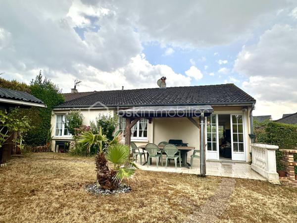 Dans un quartier résidentiel, et au cœur d'un lotissement calme de Montrichard, découvrez cette agréable maison de 1975, parfaitement entretenue, qui séduira par sa luminosité, sa fonctionnalité et son environnement privilégié.

Dès l'entrée, vous trouverez une belle pièce de vie traversante de plus de 30 m², baignée de lumière naturelle tout au long de la journée. 
Un espace chaleureux et convivial, idéal pour partager de beaux moments en famille ou entre amis.

La cuisine, aménagée et entièrement équipée, offre de nombreux rangements et intègre harmonieusement un réfrigérateur américain, alliant confort et praticité au quotidien.

L'espace nuit se compose de deux chambres, d'une salle d'eau et de WC indépendants, offrant une distribution simple et fonctionnelle.

À l'extérieur, le jardin entièrement clos sans vis à vis, constitue un endroit paisible pour profiter des beaux jours en toute intimité. Un garage, un grenier et un abri de jardin viennent compléter les prestations de cette maison, offrant de précieux espaces de rangement.

Côté confort, tout est réuni pour un quotidien agréable : menuiseries en double vitrage, chauffage au gaz, climatisation pour les chaudes journées estivales DPE classé D ; un équilibre apprécié entre confort et performance énergétique.

Que vous soyez à la recherche de votre première résidence principale, d'un pied-à-terre, d'un investissement locatif ou d'un bien facile à vivre pour un couple, une personne seule ou une petite famille, cette maison répond à de nombreux projets.
Idéalement située au cœur de la vallée du Cher, Montrichard séduit par son cadre de vie, son patrimoine historique, ses commerces, ses écoles, ses bords de rivière et sa proximité avec Tours, Blois et les plus prestigieux châteaux de la Loire.
Une maison où il ne reste plus qu'à poser vos valises ! Alors contactez-moi pour une visite .