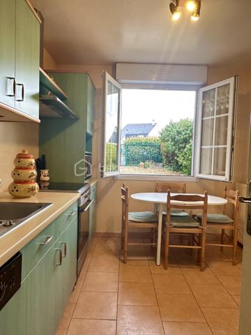 Dans un quartier résidentiel, et au cœur d'un lotissement calme de Montrichard, découvrez cette agréable maison de 1975, parfaitement entretenue, qui séduira par sa luminosité, sa fonctionnalité et son environnement privilégié.

Dès l'entrée, vous trouverez une belle pièce de vie traversante de plus de 30 m², baignée de lumière naturelle tout au long de la journée. 
Un espace chaleureux et convivial, idéal pour partager de beaux moments en famille ou entre amis.

La cuisine, aménagée et entièrement équipée, offre de nombreux rangements et intègre harmonieusement un réfrigérateur américain, alliant confort et praticité au quotidien.

L'espace nuit se compose de deux chambres, d'une salle d'eau et de WC indépendants, offrant une distribution simple et fonctionnelle.

À l'extérieur, le jardin entièrement clos sans vis à vis, constitue un endroit paisible pour profiter des beaux jours en toute intimité. Un garage, un grenier et un abri de jardin viennent compléter les prestations de cette maison, offrant de précieux espaces de rangement.

Côté confort, tout est réuni pour un quotidien agréable : menuiseries en double vitrage, chauffage au gaz, climatisation pour les chaudes journées estivales DPE classé D ; un équilibre apprécié entre confort et performance énergétique.

Que vous soyez à la recherche de votre première résidence principale, d'un pied-à-terre, d'un investissement locatif ou d'un bien facile à vivre pour un couple, une personne seule ou une petite famille, cette maison répond à de nombreux projets.
Idéalement située au cœur de la vallée du Cher, Montrichard séduit par son cadre de vie, son patrimoine historique, ses commerces, ses écoles, ses bords de rivière et sa proximité avec Tours, Blois et les plus prestigieux châteaux de la Loire.
Une maison où il ne reste plus qu'à poser vos valises ! Alors contactez-moi pour une visite .