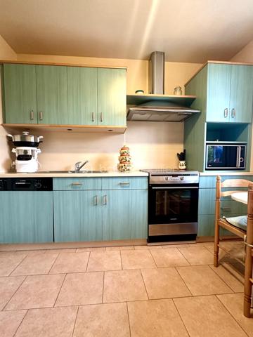 Dans un quartier résidentiel, et au cœur d'un lotissement calme de Montrichard, découvrez cette agréable maison de 1975, parfaitement entretenue, qui séduira par sa luminosité, sa fonctionnalité et son environnement privilégié.

Dès l'entrée, vous trouverez une belle pièce de vie traversante de plus de 30 m², baignée de lumière naturelle tout au long de la journée. 
Un espace chaleureux et convivial, idéal pour partager de beaux moments en famille ou entre amis.

La cuisine, aménagée et entièrement équipée, offre de nombreux rangements et intègre harmonieusement un réfrigérateur américain, alliant confort et praticité au quotidien.

L'espace nuit se compose de deux chambres, d'une salle d'eau et de WC indépendants, offrant une distribution simple et fonctionnelle.

À l'extérieur, le jardin entièrement clos sans vis à vis, constitue un endroit paisible pour profiter des beaux jours en toute intimité. Un garage, un grenier et un abri de jardin viennent compléter les prestations de cette maison, offrant de précieux espaces de rangement.

Côté confort, tout est réuni pour un quotidien agréable : menuiseries en double vitrage, chauffage au gaz, climatisation pour les chaudes journées estivales DPE classé D ; un équilibre apprécié entre confort et performance énergétique.

Que vous soyez à la recherche de votre première résidence principale, d'un pied-à-terre, d'un investissement locatif ou d'un bien facile à vivre pour un couple, une personne seule ou une petite famille, cette maison répond à de nombreux projets.
Idéalement située au cœur de la vallée du Cher, Montrichard séduit par son cadre de vie, son patrimoine historique, ses commerces, ses écoles, ses bords de rivière et sa proximité avec Tours, Blois et les plus prestigieux châteaux de la Loire.
Une maison où il ne reste plus qu'à poser vos valises ! Alors contactez-moi pour une visite .