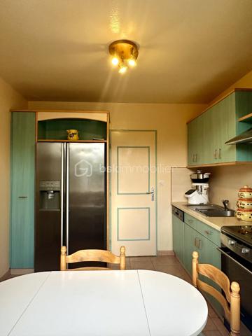Dans un quartier résidentiel, et au cœur d'un lotissement calme de Montrichard, découvrez cette agréable maison de 1975, parfaitement entretenue, qui séduira par sa luminosité, sa fonctionnalité et son environnement privilégié.

Dès l'entrée, vous trouverez une belle pièce de vie traversante de plus de 30 m², baignée de lumière naturelle tout au long de la journée. 
Un espace chaleureux et convivial, idéal pour partager de beaux moments en famille ou entre amis.

La cuisine, aménagée et entièrement équipée, offre de nombreux rangements et intègre harmonieusement un réfrigérateur américain, alliant confort et praticité au quotidien.

L'espace nuit se compose de deux chambres, d'une salle d'eau et de WC indépendants, offrant une distribution simple et fonctionnelle.

À l'extérieur, le jardin entièrement clos sans vis à vis, constitue un endroit paisible pour profiter des beaux jours en toute intimité. Un garage, un grenier et un abri de jardin viennent compléter les prestations de cette maison, offrant de précieux espaces de rangement.

Côté confort, tout est réuni pour un quotidien agréable : menuiseries en double vitrage, chauffage au gaz, climatisation pour les chaudes journées estivales DPE classé D ; un équilibre apprécié entre confort et performance énergétique.

Que vous soyez à la recherche de votre première résidence principale, d'un pied-à-terre, d'un investissement locatif ou d'un bien facile à vivre pour un couple, une personne seule ou une petite famille, cette maison répond à de nombreux projets.
Idéalement située au cœur de la vallée du Cher, Montrichard séduit par son cadre de vie, son patrimoine historique, ses commerces, ses écoles, ses bords de rivière et sa proximité avec Tours, Blois et les plus prestigieux châteaux de la Loire.
Une maison où il ne reste plus qu'à poser vos valises ! Alors contactez-moi pour une visite .