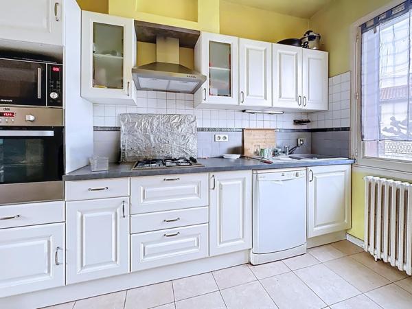 Maison familiale 4 chambres avec jardin et stationnements.