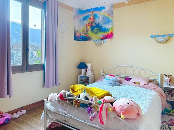 Maison familiale 4 chambres avec jardin et stationnements.