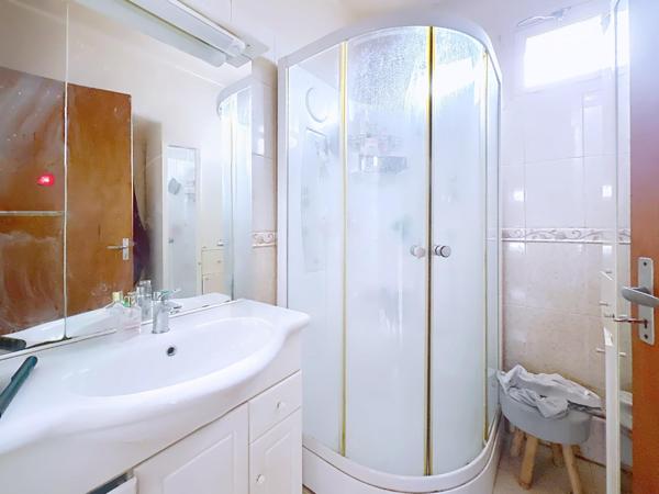 Maison familiale 4 chambres avec jardin et stationnements.