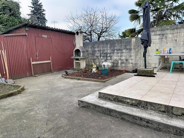 Maison familiale 4 chambres avec jardin et stationnements.