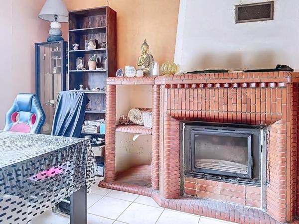 Maison familiale 4 chambres avec jardin et stationnements.