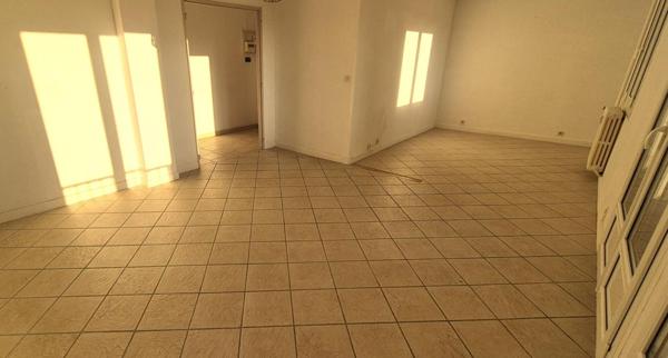 Bel Appartement Résidentiel de 81 m² avec Ascenseur, Hall d'entrée sécurisé, Interphone, Balcon, Local technique, Cave, Garage et Terrain clos, sécurisé et paysager de 2115 m²