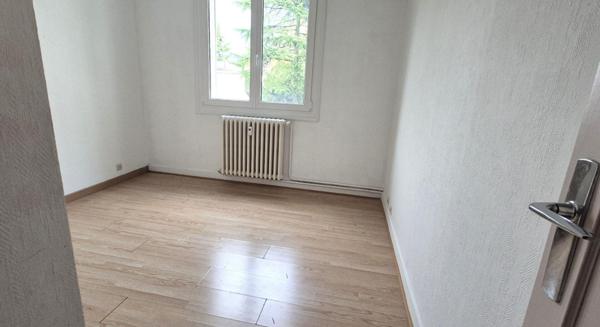 Bel Appartement Résidentiel de 81 m² avec Ascenseur, Hall d'entrée sécurisé, Interphone, Balcon, Local technique, Cave, Garage et Terrain clos, sécurisé et paysager de 2115 m²