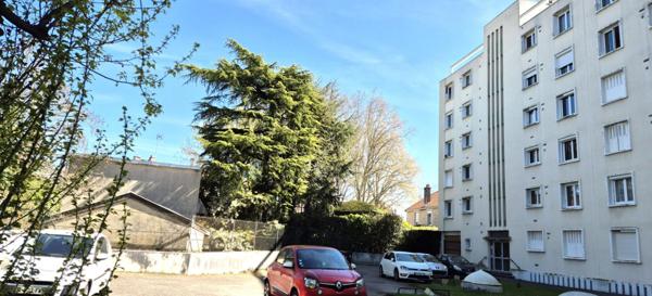Bel Appartement Résidentiel de 81 m² avec Ascenseur, Hall d'entrée sécurisé, Interphone, Balcon, Local technique, Cave, Garage et Terrain clos, sécurisé et paysager de 2115 m²