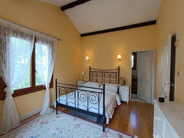 Charmante maison avec piscine et maison d'amis, proche Maillezais