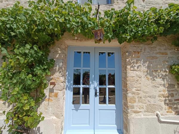 Charmante maison avec piscine et maison d'amis, proche Maillezais