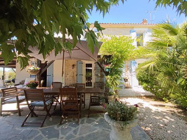 Charmante maison avec piscine et maison d'amis, proche Maillezais