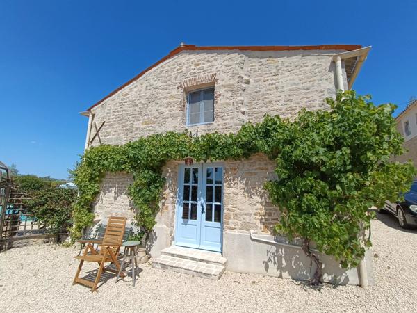 Charmante maison avec piscine et maison d'amis, proche Maillezais