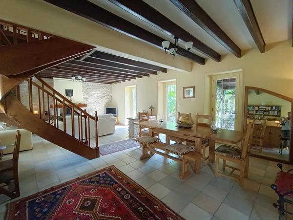 Charmante maison avec piscine et maison d'amis, proche Maillezais