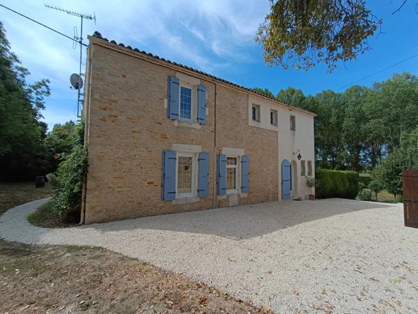 Charmante maison avec piscine et maison d'amis, proche Maillezais