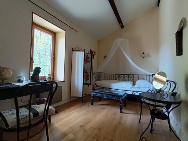 Charmante maison avec piscine et maison d'amis, proche Maillezais
