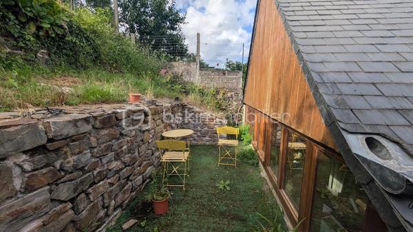 Sébastien BRASSET -BSK IMMOBILIER vous propose cette magnifique maison de caractère d'environ 79M² habitables au cœur du quartier historique de Fougères

Une adresse rare, un emplacement exceptionnel, un potentiel remarquable.

Bienvenue dans l’un des secteurs les plus recherchés de Fougères, à quelques pas seulement du majestueux Château de Fougères, considéré comme l’une des plus grandes forteresses médiévales d’Europe encore conservées. Véritable joyau du patrimoine breton, il attire chaque année de nombreux visiteurs et participe au charme unique de ce quartier chargé d’histoire. 

Derrière sa belle façade en pierre typique du vieux Fougères, cette maison atypique et chaleureuse vous séduira par son architecture en demi-paliers, son extérieur exceptionnel et ses nombreuses possibilités d’aménagement.

La visite commence...

Dès l’entrée, quelques marches vous conduisent vers un premier demi-niveau dédié à l’espace nuit.
Vous y découvrez :
Deux chambres confortables, dont une bénéficiant d’une agréable vue sur la terrasse.
Une salle d'eau avec WC.

Quelques marches supplémentaires vous mènent vers une magnifique pièce baignée de lumière naturelle. Véritable espace de vie complémentaire, elle pourra accueillir selon vos envies :
une salle à manger , un bureau, un atelier créatif ou un espace de réception avec au dessus de cette pièce une mezzanine qui invite à l'imagination pouvant même accueillir un autre espace nuit .
Cette pièce profite d’un accès direct aux extérieurs et offre déjà un aperçu du cadre privilégié qui entoure la propriété.
Dans son prolongement se trouve une cuisine aménagée et équipée, fonctionnelle et conviviale.
Puis, quelques marches plus haut, vous découvrez un salon cosy et chaleureux, parfaitement séparé des autres espaces de vie, créant une atmosphère intime et cocooning.

Des extérieurs qui font toute la différence !!

À l'extérieur, le charme opère immédiatement.
La maison dispose d'un garage ouvert, particulièrement pratique dans ce secteur historique où le stationnement est un véritable atout.
Au-dessus du garage, une agréable terrasse surplombe les environs et invite à profiter pleinement des beaux jours.
Mais le véritable coup de cœur se trouve encore plus haut...
Le jardin offre une vue exceptionnelle et dégagée sur le jardin public ainsi que sur la silhouette emblématique de Église Saint-Léonard.
Un panorama rare en plein centre historique, où le patrimoine, la verdure et le calme se rencontrent pour créer un cadre de vie privilégié.
Un potentiel supplémentaire à exploiter
Sur la partie haute du terrain se trouve une dépendance cadastrée déjà équipée de menuiseries PVC.
Cet espace ouvre la porte à de nombreux projets :
logement indépendant, location saisonnière, gîte urbain , bureau professionnel , atelier ou espace de télétravail.

Un véritable atout patrimonial qui valorise encore davantage l'ensemble.

Investisseurs : une opportunité à étudier
Grâce à sa localisation exceptionnelle à proximité immédiate du château, des commerces, des restaurants et des circuits touristiques, cette maison se prête parfaitement à un projet de location courte durée ou de location meublée touristique.
Le bien sera vendu libre de toute occupation.
À titre indicatif, il était précédemment loué 730 € par mois, démontrant déjà son attractivité locative.
Ce que l'on aime particulièrement : 
✔ Emplacement ultra recherché au cœur du centre historique
✔ À deux pas du Château de Fougères
✔ Architecture atypique en demi-paliers pleine de charme
✔ Vue exceptionnelle sur le jardin public et l'église Saint-Léonard
✔ Terrasse agréable et jardin dominant le quartier historique
✔ Garage ouvert, rare dans le secteur
✔ Dépendance cadastrée avec fort potentiel d'aménagement
✔ Résidence principale, pied-à-terre ou investissement touristique

Une maison de caractère où chaque niveau réserve une nouvelle découverte, offrant un cadre de vie unique entre patrimoine, nature et potentiel d'investissement.


**Une opportunité rare sur le marché fougerais. À visiter sans tarder.**