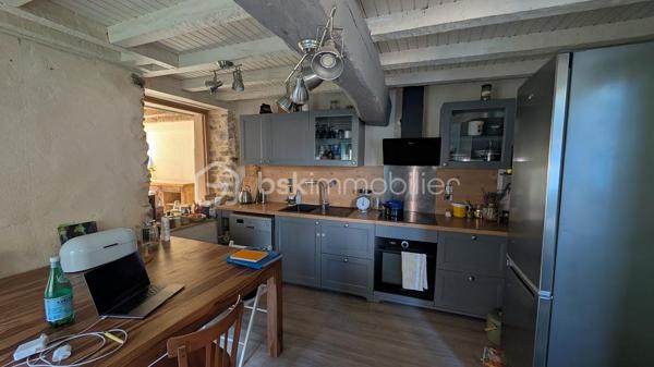 Sébastien BRASSET -BSK IMMOBILIER vous propose cette magnifique maison de caractère d'environ 79M² habitables au cœur du quartier historique de Fougères

Une adresse rare, un emplacement exceptionnel, un potentiel remarquable.

Bienvenue dans l’un des secteurs les plus recherchés de Fougères, à quelques pas seulement du majestueux Château de Fougères, considéré comme l’une des plus grandes forteresses médiévales d’Europe encore conservées. Véritable joyau du patrimoine breton, il attire chaque année de nombreux visiteurs et participe au charme unique de ce quartier chargé d’histoire. 

Derrière sa belle façade en pierre typique du vieux Fougères, cette maison atypique et chaleureuse vous séduira par son architecture en demi-paliers, son extérieur exceptionnel et ses nombreuses possibilités d’aménagement.

La visite commence...

Dès l’entrée, quelques marches vous conduisent vers un premier demi-niveau dédié à l’espace nuit.
Vous y découvrez :
Deux chambres confortables, dont une bénéficiant d’une agréable vue sur la terrasse.
Une salle d'eau avec WC.

Quelques marches supplémentaires vous mènent vers une magnifique pièce baignée de lumière naturelle. Véritable espace de vie complémentaire, elle pourra accueillir selon vos envies :
une salle à manger , un bureau, un atelier créatif ou un espace de réception avec au dessus de cette pièce une mezzanine qui invite à l'imagination pouvant même accueillir un autre espace nuit .
Cette pièce profite d’un accès direct aux extérieurs et offre déjà un aperçu du cadre privilégié qui entoure la propriété.
Dans son prolongement se trouve une cuisine aménagée et équipée, fonctionnelle et conviviale.
Puis, quelques marches plus haut, vous découvrez un salon cosy et chaleureux, parfaitement séparé des autres espaces de vie, créant une atmosphère intime et cocooning.

Des extérieurs qui font toute la différence !!

À l'extérieur, le charme opère immédiatement.
La maison dispose d'un garage ouvert, particulièrement pratique dans ce secteur historique où le stationnement est un véritable atout.
Au-dessus du garage, une agréable terrasse surplombe les environs et invite à profiter pleinement des beaux jours.
Mais le véritable coup de cœur se trouve encore plus haut...
Le jardin offre une vue exceptionnelle et dégagée sur le jardin public ainsi que sur la silhouette emblématique de Église Saint-Léonard.
Un panorama rare en plein centre historique, où le patrimoine, la verdure et le calme se rencontrent pour créer un cadre de vie privilégié.
Un potentiel supplémentaire à exploiter
Sur la partie haute du terrain se trouve une dépendance cadastrée déjà équipée de menuiseries PVC.
Cet espace ouvre la porte à de nombreux projets :
logement indépendant, location saisonnière, gîte urbain , bureau professionnel , atelier ou espace de télétravail.

Un véritable atout patrimonial qui valorise encore davantage l'ensemble.

Investisseurs : une opportunité à étudier
Grâce à sa localisation exceptionnelle à proximité immédiate du château, des commerces, des restaurants et des circuits touristiques, cette maison se prête parfaitement à un projet de location courte durée ou de location meublée touristique.
Le bien sera vendu libre de toute occupation.
À titre indicatif, il était précédemment loué 730 € par mois, démontrant déjà son attractivité locative.
Ce que l'on aime particulièrement : 
✔ Emplacement ultra recherché au cœur du centre historique
✔ À deux pas du Château de Fougères
✔ Architecture atypique en demi-paliers pleine de charme
✔ Vue exceptionnelle sur le jardin public et l'église Saint-Léonard
✔ Terrasse agréable et jardin dominant le quartier historique
✔ Garage ouvert, rare dans le secteur
✔ Dépendance cadastrée avec fort potentiel d'aménagement
✔ Résidence principale, pied-à-terre ou investissement touristique

Une maison de caractère où chaque niveau réserve une nouvelle découverte, offrant un cadre de vie unique entre patrimoine, nature et potentiel d'investissement.


**Une opportunité rare sur le marché fougerais. À visiter sans tarder.**