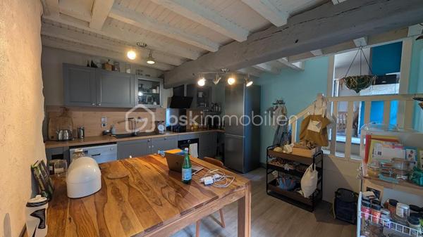 Sébastien BRASSET -BSK IMMOBILIER vous propose cette magnifique maison de caractère d'environ 79M² habitables au cœur du quartier historique de Fougères

Une adresse rare, un emplacement exceptionnel, un potentiel remarquable.

Bienvenue dans l’un des secteurs les plus recherchés de Fougères, à quelques pas seulement du majestueux Château de Fougères, considéré comme l’une des plus grandes forteresses médiévales d’Europe encore conservées. Véritable joyau du patrimoine breton, il attire chaque année de nombreux visiteurs et participe au charme unique de ce quartier chargé d’histoire. 

Derrière sa belle façade en pierre typique du vieux Fougères, cette maison atypique et chaleureuse vous séduira par son architecture en demi-paliers, son extérieur exceptionnel et ses nombreuses possibilités d’aménagement.

La visite commence...

Dès l’entrée, quelques marches vous conduisent vers un premier demi-niveau dédié à l’espace nuit.
Vous y découvrez :
Deux chambres confortables, dont une bénéficiant d’une agréable vue sur la terrasse.
Une salle d'eau avec WC.

Quelques marches supplémentaires vous mènent vers une magnifique pièce baignée de lumière naturelle. Véritable espace de vie complémentaire, elle pourra accueillir selon vos envies :
une salle à manger , un bureau, un atelier créatif ou un espace de réception avec au dessus de cette pièce une mezzanine qui invite à l'imagination pouvant même accueillir un autre espace nuit .
Cette pièce profite d’un accès direct aux extérieurs et offre déjà un aperçu du cadre privilégié qui entoure la propriété.
Dans son prolongement se trouve une cuisine aménagée et équipée, fonctionnelle et conviviale.
Puis, quelques marches plus haut, vous découvrez un salon cosy et chaleureux, parfaitement séparé des autres espaces de vie, créant une atmosphère intime et cocooning.

Des extérieurs qui font toute la différence !!

À l'extérieur, le charme opère immédiatement.
La maison dispose d'un garage ouvert, particulièrement pratique dans ce secteur historique où le stationnement est un véritable atout.
Au-dessus du garage, une agréable terrasse surplombe les environs et invite à profiter pleinement des beaux jours.
Mais le véritable coup de cœur se trouve encore plus haut...
Le jardin offre une vue exceptionnelle et dégagée sur le jardin public ainsi que sur la silhouette emblématique de Église Saint-Léonard.
Un panorama rare en plein centre historique, où le patrimoine, la verdure et le calme se rencontrent pour créer un cadre de vie privilégié.
Un potentiel supplémentaire à exploiter
Sur la partie haute du terrain se trouve une dépendance cadastrée déjà équipée de menuiseries PVC.
Cet espace ouvre la porte à de nombreux projets :
logement indépendant, location saisonnière, gîte urbain , bureau professionnel , atelier ou espace de télétravail.

Un véritable atout patrimonial qui valorise encore davantage l'ensemble.

Investisseurs : une opportunité à étudier
Grâce à sa localisation exceptionnelle à proximité immédiate du château, des commerces, des restaurants et des circuits touristiques, cette maison se prête parfaitement à un projet de location courte durée ou de location meublée touristique.
Le bien sera vendu libre de toute occupation.
À titre indicatif, il était précédemment loué 730 € par mois, démontrant déjà son attractivité locative.
Ce que l'on aime particulièrement : 
✔ Emplacement ultra recherché au cœur du centre historique
✔ À deux pas du Château de Fougères
✔ Architecture atypique en demi-paliers pleine de charme
✔ Vue exceptionnelle sur le jardin public et l'église Saint-Léonard
✔ Terrasse agréable et jardin dominant le quartier historique
✔ Garage ouvert, rare dans le secteur
✔ Dépendance cadastrée avec fort potentiel d'aménagement
✔ Résidence principale, pied-à-terre ou investissement touristique

Une maison de caractère où chaque niveau réserve une nouvelle découverte, offrant un cadre de vie unique entre patrimoine, nature et potentiel d'investissement.


**Une opportunité rare sur le marché fougerais. À visiter sans tarder.**