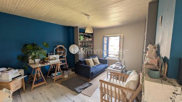 Sébastien BRASSET -BSK IMMOBILIER vous propose cette magnifique maison de caractère d'environ 79M² habitables au cœur du quartier historique de Fougères

Une adresse rare, un emplacement exceptionnel, un potentiel remarquable.

Bienvenue dans l’un des secteurs les plus recherchés de Fougères, à quelques pas seulement du majestueux Château de Fougères, considéré comme l’une des plus grandes forteresses médiévales d’Europe encore conservées. Véritable joyau du patrimoine breton, il attire chaque année de nombreux visiteurs et participe au charme unique de ce quartier chargé d’histoire. 

Derrière sa belle façade en pierre typique du vieux Fougères, cette maison atypique et chaleureuse vous séduira par son architecture en demi-paliers, son extérieur exceptionnel et ses nombreuses possibilités d’aménagement.

La visite commence...

Dès l’entrée, quelques marches vous conduisent vers un premier demi-niveau dédié à l’espace nuit.
Vous y découvrez :
Deux chambres confortables, dont une bénéficiant d’une agréable vue sur la terrasse.
Une salle d'eau avec WC.

Quelques marches supplémentaires vous mènent vers une magnifique pièce baignée de lumière naturelle. Véritable espace de vie complémentaire, elle pourra accueillir selon vos envies :
une salle à manger , un bureau, un atelier créatif ou un espace de réception avec au dessus de cette pièce une mezzanine qui invite à l'imagination pouvant même accueillir un autre espace nuit .
Cette pièce profite d’un accès direct aux extérieurs et offre déjà un aperçu du cadre privilégié qui entoure la propriété.
Dans son prolongement se trouve une cuisine aménagée et équipée, fonctionnelle et conviviale.
Puis, quelques marches plus haut, vous découvrez un salon cosy et chaleureux, parfaitement séparé des autres espaces de vie, créant une atmosphère intime et cocooning.

Des extérieurs qui font toute la différence !!

À l'extérieur, le charme opère immédiatement.
La maison dispose d'un garage ouvert, particulièrement pratique dans ce secteur historique où le stationnement est un véritable atout.
Au-dessus du garage, une agréable terrasse surplombe les environs et invite à profiter pleinement des beaux jours.
Mais le véritable coup de cœur se trouve encore plus haut...
Le jardin offre une vue exceptionnelle et dégagée sur le jardin public ainsi que sur la silhouette emblématique de Église Saint-Léonard.
Un panorama rare en plein centre historique, où le patrimoine, la verdure et le calme se rencontrent pour créer un cadre de vie privilégié.
Un potentiel supplémentaire à exploiter
Sur la partie haute du terrain se trouve une dépendance cadastrée déjà équipée de menuiseries PVC.
Cet espace ouvre la porte à de nombreux projets :
logement indépendant, location saisonnière, gîte urbain , bureau professionnel , atelier ou espace de télétravail.

Un véritable atout patrimonial qui valorise encore davantage l'ensemble.

Investisseurs : une opportunité à étudier
Grâce à sa localisation exceptionnelle à proximité immédiate du château, des commerces, des restaurants et des circuits touristiques, cette maison se prête parfaitement à un projet de location courte durée ou de location meublée touristique.
Le bien sera vendu libre de toute occupation.
À titre indicatif, il était précédemment loué 730 € par mois, démontrant déjà son attractivité locative.
Ce que l'on aime particulièrement : 
✔ Emplacement ultra recherché au cœur du centre historique
✔ À deux pas du Château de Fougères
✔ Architecture atypique en demi-paliers pleine de charme
✔ Vue exceptionnelle sur le jardin public et l'église Saint-Léonard
✔ Terrasse agréable et jardin dominant le quartier historique
✔ Garage ouvert, rare dans le secteur
✔ Dépendance cadastrée avec fort potentiel d'aménagement
✔ Résidence principale, pied-à-terre ou investissement touristique

Une maison de caractère où chaque niveau réserve une nouvelle découverte, offrant un cadre de vie unique entre patrimoine, nature et potentiel d'investissement.


**Une opportunité rare sur le marché fougerais. À visiter sans tarder.**
