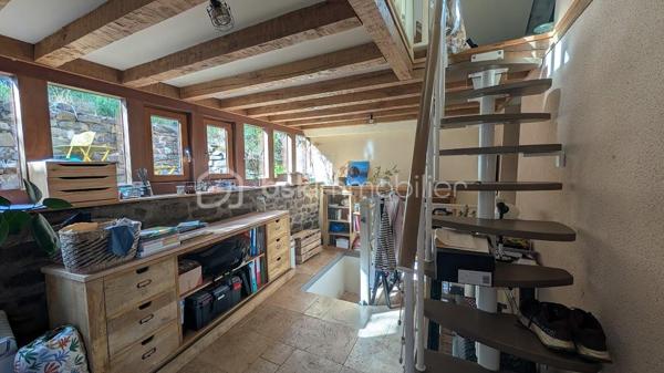 Sébastien BRASSET -BSK IMMOBILIER vous propose cette magnifique maison de caractère d'environ 79M² habitables au cœur du quartier historique de Fougères

Une adresse rare, un emplacement exceptionnel, un potentiel remarquable.

Bienvenue dans l’un des secteurs les plus recherchés de Fougères, à quelques pas seulement du majestueux Château de Fougères, considéré comme l’une des plus grandes forteresses médiévales d’Europe encore conservées. Véritable joyau du patrimoine breton, il attire chaque année de nombreux visiteurs et participe au charme unique de ce quartier chargé d’histoire. 

Derrière sa belle façade en pierre typique du vieux Fougères, cette maison atypique et chaleureuse vous séduira par son architecture en demi-paliers, son extérieur exceptionnel et ses nombreuses possibilités d’aménagement.

La visite commence...

Dès l’entrée, quelques marches vous conduisent vers un premier demi-niveau dédié à l’espace nuit.
Vous y découvrez :
Deux chambres confortables, dont une bénéficiant d’une agréable vue sur la terrasse.
Une salle d'eau avec WC.

Quelques marches supplémentaires vous mènent vers une magnifique pièce baignée de lumière naturelle. Véritable espace de vie complémentaire, elle pourra accueillir selon vos envies :
une salle à manger , un bureau, un atelier créatif ou un espace de réception avec au dessus de cette pièce une mezzanine qui invite à l'imagination pouvant même accueillir un autre espace nuit .
Cette pièce profite d’un accès direct aux extérieurs et offre déjà un aperçu du cadre privilégié qui entoure la propriété.
Dans son prolongement se trouve une cuisine aménagée et équipée, fonctionnelle et conviviale.
Puis, quelques marches plus haut, vous découvrez un salon cosy et chaleureux, parfaitement séparé des autres espaces de vie, créant une atmosphère intime et cocooning.

Des extérieurs qui font toute la différence !!

À l'extérieur, le charme opère immédiatement.
La maison dispose d'un garage ouvert, particulièrement pratique dans ce secteur historique où le stationnement est un véritable atout.
Au-dessus du garage, une agréable terrasse surplombe les environs et invite à profiter pleinement des beaux jours.
Mais le véritable coup de cœur se trouve encore plus haut...
Le jardin offre une vue exceptionnelle et dégagée sur le jardin public ainsi que sur la silhouette emblématique de Église Saint-Léonard.
Un panorama rare en plein centre historique, où le patrimoine, la verdure et le calme se rencontrent pour créer un cadre de vie privilégié.
Un potentiel supplémentaire à exploiter
Sur la partie haute du terrain se trouve une dépendance cadastrée déjà équipée de menuiseries PVC.
Cet espace ouvre la porte à de nombreux projets :
logement indépendant, location saisonnière, gîte urbain , bureau professionnel , atelier ou espace de télétravail.

Un véritable atout patrimonial qui valorise encore davantage l'ensemble.

Investisseurs : une opportunité à étudier
Grâce à sa localisation exceptionnelle à proximité immédiate du château, des commerces, des restaurants et des circuits touristiques, cette maison se prête parfaitement à un projet de location courte durée ou de location meublée touristique.
Le bien sera vendu libre de toute occupation.
À titre indicatif, il était précédemment loué 730 € par mois, démontrant déjà son attractivité locative.
Ce que l'on aime particulièrement : 
✔ Emplacement ultra recherché au cœur du centre historique
✔ À deux pas du Château de Fougères
✔ Architecture atypique en demi-paliers pleine de charme
✔ Vue exceptionnelle sur le jardin public et l'église Saint-Léonard
✔ Terrasse agréable et jardin dominant le quartier historique
✔ Garage ouvert, rare dans le secteur
✔ Dépendance cadastrée avec fort potentiel d'aménagement
✔ Résidence principale, pied-à-terre ou investissement touristique

Une maison de caractère où chaque niveau réserve une nouvelle découverte, offrant un cadre de vie unique entre patrimoine, nature et potentiel d'investissement.


**Une opportunité rare sur le marché fougerais. À visiter sans tarder.**