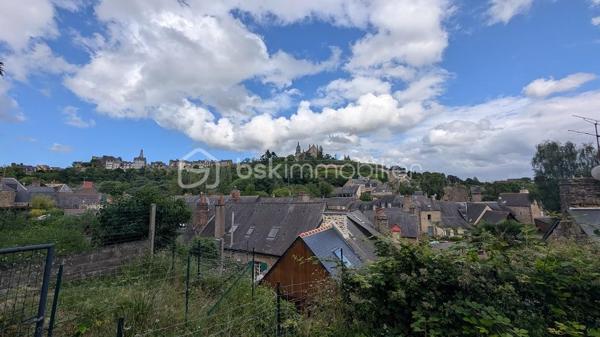 Sébastien BRASSET -BSK IMMOBILIER vous propose cette magnifique maison de caractère d'environ 79M² habitables au cœur du quartier historique de Fougères

Une adresse rare, un emplacement exceptionnel, un potentiel remarquable.

Bienvenue dans l’un des secteurs les plus recherchés de Fougères, à quelques pas seulement du majestueux Château de Fougères, considéré comme l’une des plus grandes forteresses médiévales d’Europe encore conservées. Véritable joyau du patrimoine breton, il attire chaque année de nombreux visiteurs et participe au charme unique de ce quartier chargé d’histoire. 

Derrière sa belle façade en pierre typique du vieux Fougères, cette maison atypique et chaleureuse vous séduira par son architecture en demi-paliers, son extérieur exceptionnel et ses nombreuses possibilités d’aménagement.

La visite commence...

Dès l’entrée, quelques marches vous conduisent vers un premier demi-niveau dédié à l’espace nuit.
Vous y découvrez :
Deux chambres confortables, dont une bénéficiant d’une agréable vue sur la terrasse.
Une salle d'eau avec WC.

Quelques marches supplémentaires vous mènent vers une magnifique pièce baignée de lumière naturelle. Véritable espace de vie complémentaire, elle pourra accueillir selon vos envies :
une salle à manger , un bureau, un atelier créatif ou un espace de réception avec au dessus de cette pièce une mezzanine qui invite à l'imagination pouvant même accueillir un autre espace nuit .
Cette pièce profite d’un accès direct aux extérieurs et offre déjà un aperçu du cadre privilégié qui entoure la propriété.
Dans son prolongement se trouve une cuisine aménagée et équipée, fonctionnelle et conviviale.
Puis, quelques marches plus haut, vous découvrez un salon cosy et chaleureux, parfaitement séparé des autres espaces de vie, créant une atmosphère intime et cocooning.

Des extérieurs qui font toute la différence !!

À l'extérieur, le charme opère immédiatement.
La maison dispose d'un garage ouvert, particulièrement pratique dans ce secteur historique où le stationnement est un véritable atout.
Au-dessus du garage, une agréable terrasse surplombe les environs et invite à profiter pleinement des beaux jours.
Mais le véritable coup de cœur se trouve encore plus haut...
Le jardin offre une vue exceptionnelle et dégagée sur le jardin public ainsi que sur la silhouette emblématique de Église Saint-Léonard.
Un panorama rare en plein centre historique, où le patrimoine, la verdure et le calme se rencontrent pour créer un cadre de vie privilégié.
Un potentiel supplémentaire à exploiter
Sur la partie haute du terrain se trouve une dépendance cadastrée déjà équipée de menuiseries PVC.
Cet espace ouvre la porte à de nombreux projets :
logement indépendant, location saisonnière, gîte urbain , bureau professionnel , atelier ou espace de télétravail.

Un véritable atout patrimonial qui valorise encore davantage l'ensemble.

Investisseurs : une opportunité à étudier
Grâce à sa localisation exceptionnelle à proximité immédiate du château, des commerces, des restaurants et des circuits touristiques, cette maison se prête parfaitement à un projet de location courte durée ou de location meublée touristique.
Le bien sera vendu libre de toute occupation.
À titre indicatif, il était précédemment loué 730 € par mois, démontrant déjà son attractivité locative.
Ce que l'on aime particulièrement : 
✔ Emplacement ultra recherché au cœur du centre historique
✔ À deux pas du Château de Fougères
✔ Architecture atypique en demi-paliers pleine de charme
✔ Vue exceptionnelle sur le jardin public et l'église Saint-Léonard
✔ Terrasse agréable et jardin dominant le quartier historique
✔ Garage ouvert, rare dans le secteur
✔ Dépendance cadastrée avec fort potentiel d'aménagement
✔ Résidence principale, pied-à-terre ou investissement touristique

Une maison de caractère où chaque niveau réserve une nouvelle découverte, offrant un cadre de vie unique entre patrimoine, nature et potentiel d'investissement.


**Une opportunité rare sur le marché fougerais. À visiter sans tarder.**