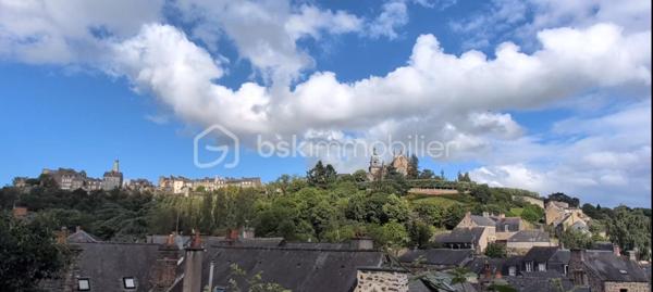 Sébastien BRASSET -BSK IMMOBILIER vous propose cette magnifique maison de caractère d'environ 79M² habitables au cœur du quartier historique de Fougères

Une adresse rare, un emplacement exceptionnel, un potentiel remarquable.

Bienvenue dans l’un des secteurs les plus recherchés de Fougères, à quelques pas seulement du majestueux Château de Fougères, considéré comme l’une des plus grandes forteresses médiévales d’Europe encore conservées. Véritable joyau du patrimoine breton, il attire chaque année de nombreux visiteurs et participe au charme unique de ce quartier chargé d’histoire. 

Derrière sa belle façade en pierre typique du vieux Fougères, cette maison atypique et chaleureuse vous séduira par son architecture en demi-paliers, son extérieur exceptionnel et ses nombreuses possibilités d’aménagement.

La visite commence...

Dès l’entrée, quelques marches vous conduisent vers un premier demi-niveau dédié à l’espace nuit.
Vous y découvrez :
Deux chambres confortables, dont une bénéficiant d’une agréable vue sur la terrasse.
Une salle d'eau avec WC.

Quelques marches supplémentaires vous mènent vers une magnifique pièce baignée de lumière naturelle. Véritable espace de vie complémentaire, elle pourra accueillir selon vos envies :
une salle à manger , un bureau, un atelier créatif ou un espace de réception avec au dessus de cette pièce une mezzanine qui invite à l'imagination pouvant même accueillir un autre espace nuit .
Cette pièce profite d’un accès direct aux extérieurs et offre déjà un aperçu du cadre privilégié qui entoure la propriété.
Dans son prolongement se trouve une cuisine aménagée et équipée, fonctionnelle et conviviale.
Puis, quelques marches plus haut, vous découvrez un salon cosy et chaleureux, parfaitement séparé des autres espaces de vie, créant une atmosphère intime et cocooning.

Des extérieurs qui font toute la différence !!

À l'extérieur, le charme opère immédiatement.
La maison dispose d'un garage ouvert, particulièrement pratique dans ce secteur historique où le stationnement est un véritable atout.
Au-dessus du garage, une agréable terrasse surplombe les environs et invite à profiter pleinement des beaux jours.
Mais le véritable coup de cœur se trouve encore plus haut...
Le jardin offre une vue exceptionnelle et dégagée sur le jardin public ainsi que sur la silhouette emblématique de Église Saint-Léonard.
Un panorama rare en plein centre historique, où le patrimoine, la verdure et le calme se rencontrent pour créer un cadre de vie privilégié.
Un potentiel supplémentaire à exploiter
Sur la partie haute du terrain se trouve une dépendance cadastrée déjà équipée de menuiseries PVC.
Cet espace ouvre la porte à de nombreux projets :
logement indépendant, location saisonnière, gîte urbain , bureau professionnel , atelier ou espace de télétravail.

Un véritable atout patrimonial qui valorise encore davantage l'ensemble.

Investisseurs : une opportunité à étudier
Grâce à sa localisation exceptionnelle à proximité immédiate du château, des commerces, des restaurants et des circuits touristiques, cette maison se prête parfaitement à un projet de location courte durée ou de location meublée touristique.
Le bien sera vendu libre de toute occupation.
À titre indicatif, il était précédemment loué 730 € par mois, démontrant déjà son attractivité locative.
Ce que l'on aime particulièrement : 
✔ Emplacement ultra recherché au cœur du centre historique
✔ À deux pas du Château de Fougères
✔ Architecture atypique en demi-paliers pleine de charme
✔ Vue exceptionnelle sur le jardin public et l'église Saint-Léonard
✔ Terrasse agréable et jardin dominant le quartier historique
✔ Garage ouvert, rare dans le secteur
✔ Dépendance cadastrée avec fort potentiel d'aménagement
✔ Résidence principale, pied-à-terre ou investissement touristique

Une maison de caractère où chaque niveau réserve une nouvelle découverte, offrant un cadre de vie unique entre patrimoine, nature et potentiel d'investissement.


**Une opportunité rare sur le marché fougerais. À visiter sans tarder.**