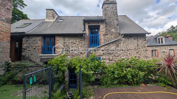 Sébastien BRASSET -BSK IMMOBILIER vous propose cette magnifique maison de caractère d'environ 79M² habitables au cœur du quartier historique de Fougères

Une adresse rare, un emplacement exceptionnel, un potentiel remarquable.

Bienvenue dans l’un des secteurs les plus recherchés de Fougères, à quelques pas seulement du majestueux Château de Fougères, considéré comme l’une des plus grandes forteresses médiévales d’Europe encore conservées. Véritable joyau du patrimoine breton, il attire chaque année de nombreux visiteurs et participe au charme unique de ce quartier chargé d’histoire. 

Derrière sa belle façade en pierre typique du vieux Fougères, cette maison atypique et chaleureuse vous séduira par son architecture en demi-paliers, son extérieur exceptionnel et ses nombreuses possibilités d’aménagement.

La visite commence...

Dès l’entrée, quelques marches vous conduisent vers un premier demi-niveau dédié à l’espace nuit.
Vous y découvrez :
Deux chambres confortables, dont une bénéficiant d’une agréable vue sur la terrasse.
Une salle d'eau avec WC.

Quelques marches supplémentaires vous mènent vers une magnifique pièce baignée de lumière naturelle. Véritable espace de vie complémentaire, elle pourra accueillir selon vos envies :
une salle à manger , un bureau, un atelier créatif ou un espace de réception avec au dessus de cette pièce une mezzanine qui invite à l'imagination pouvant même accueillir un autre espace nuit .
Cette pièce profite d’un accès direct aux extérieurs et offre déjà un aperçu du cadre privilégié qui entoure la propriété.
Dans son prolongement se trouve une cuisine aménagée et équipée, fonctionnelle et conviviale.
Puis, quelques marches plus haut, vous découvrez un salon cosy et chaleureux, parfaitement séparé des autres espaces de vie, créant une atmosphère intime et cocooning.

Des extérieurs qui font toute la différence !!

À l'extérieur, le charme opère immédiatement.
La maison dispose d'un garage ouvert, particulièrement pratique dans ce secteur historique où le stationnement est un véritable atout.
Au-dessus du garage, une agréable terrasse surplombe les environs et invite à profiter pleinement des beaux jours.
Mais le véritable coup de cœur se trouve encore plus haut...
Le jardin offre une vue exceptionnelle et dégagée sur le jardin public ainsi que sur la silhouette emblématique de Église Saint-Léonard.
Un panorama rare en plein centre historique, où le patrimoine, la verdure et le calme se rencontrent pour créer un cadre de vie privilégié.
Un potentiel supplémentaire à exploiter
Sur la partie haute du terrain se trouve une dépendance cadastrée déjà équipée de menuiseries PVC.
Cet espace ouvre la porte à de nombreux projets :
logement indépendant, location saisonnière, gîte urbain , bureau professionnel , atelier ou espace de télétravail.

Un véritable atout patrimonial qui valorise encore davantage l'ensemble.

Investisseurs : une opportunité à étudier
Grâce à sa localisation exceptionnelle à proximité immédiate du château, des commerces, des restaurants et des circuits touristiques, cette maison se prête parfaitement à un projet de location courte durée ou de location meublée touristique.
Le bien sera vendu libre de toute occupation.
À titre indicatif, il était précédemment loué 730 € par mois, démontrant déjà son attractivité locative.
Ce que l'on aime particulièrement : 
✔ Emplacement ultra recherché au cœur du centre historique
✔ À deux pas du Château de Fougères
✔ Architecture atypique en demi-paliers pleine de charme
✔ Vue exceptionnelle sur le jardin public et l'église Saint-Léonard
✔ Terrasse agréable et jardin dominant le quartier historique
✔ Garage ouvert, rare dans le secteur
✔ Dépendance cadastrée avec fort potentiel d'aménagement
✔ Résidence principale, pied-à-terre ou investissement touristique

Une maison de caractère où chaque niveau réserve une nouvelle découverte, offrant un cadre de vie unique entre patrimoine, nature et potentiel d'investissement.


**Une opportunité rare sur le marché fougerais. À visiter sans tarder.**