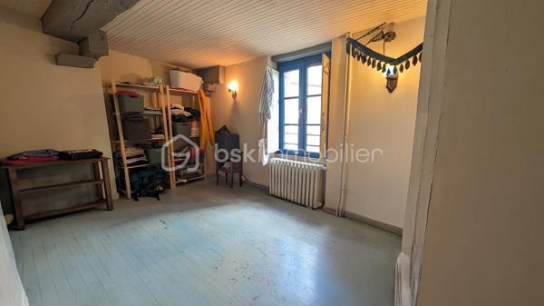 Sébastien BRASSET -BSK IMMOBILIER vous propose cette magnifique maison de caractère d'environ 79M² habitables au cœur du quartier historique de Fougères

Une adresse rare, un emplacement exceptionnel, un potentiel remarquable.

Bienvenue dans l’un des secteurs les plus recherchés de Fougères, à quelques pas seulement du majestueux Château de Fougères, considéré comme l’une des plus grandes forteresses médiévales d’Europe encore conservées. Véritable joyau du patrimoine breton, il attire chaque année de nombreux visiteurs et participe au charme unique de ce quartier chargé d’histoire. 

Derrière sa belle façade en pierre typique du vieux Fougères, cette maison atypique et chaleureuse vous séduira par son architecture en demi-paliers, son extérieur exceptionnel et ses nombreuses possibilités d’aménagement.

La visite commence...

Dès l’entrée, quelques marches vous conduisent vers un premier demi-niveau dédié à l’espace nuit.
Vous y découvrez :
Deux chambres confortables, dont une bénéficiant d’une agréable vue sur la terrasse.
Une salle d'eau avec WC.

Quelques marches supplémentaires vous mènent vers une magnifique pièce baignée de lumière naturelle. Véritable espace de vie complémentaire, elle pourra accueillir selon vos envies :
une salle à manger , un bureau, un atelier créatif ou un espace de réception avec au dessus de cette pièce une mezzanine qui invite à l'imagination pouvant même accueillir un autre espace nuit .
Cette pièce profite d’un accès direct aux extérieurs et offre déjà un aperçu du cadre privilégié qui entoure la propriété.
Dans son prolongement se trouve une cuisine aménagée et équipée, fonctionnelle et conviviale.
Puis, quelques marches plus haut, vous découvrez un salon cosy et chaleureux, parfaitement séparé des autres espaces de vie, créant une atmosphère intime et cocooning.

Des extérieurs qui font toute la différence !!

À l'extérieur, le charme opère immédiatement.
La maison dispose d'un garage ouvert, particulièrement pratique dans ce secteur historique où le stationnement est un véritable atout.
Au-dessus du garage, une agréable terrasse surplombe les environs et invite à profiter pleinement des beaux jours.
Mais le véritable coup de cœur se trouve encore plus haut...
Le jardin offre une vue exceptionnelle et dégagée sur le jardin public ainsi que sur la silhouette emblématique de Église Saint-Léonard.
Un panorama rare en plein centre historique, où le patrimoine, la verdure et le calme se rencontrent pour créer un cadre de vie privilégié.
Un potentiel supplémentaire à exploiter
Sur la partie haute du terrain se trouve une dépendance cadastrée déjà équipée de menuiseries PVC.
Cet espace ouvre la porte à de nombreux projets :
logement indépendant, location saisonnière, gîte urbain , bureau professionnel , atelier ou espace de télétravail.

Un véritable atout patrimonial qui valorise encore davantage l'ensemble.

Investisseurs : une opportunité à étudier
Grâce à sa localisation exceptionnelle à proximité immédiate du château, des commerces, des restaurants et des circuits touristiques, cette maison se prête parfaitement à un projet de location courte durée ou de location meublée touristique.
Le bien sera vendu libre de toute occupation.
À titre indicatif, il était précédemment loué 730 € par mois, démontrant déjà son attractivité locative.
Ce que l'on aime particulièrement : 
✔ Emplacement ultra recherché au cœur du centre historique
✔ À deux pas du Château de Fougères
✔ Architecture atypique en demi-paliers pleine de charme
✔ Vue exceptionnelle sur le jardin public et l'église Saint-Léonard
✔ Terrasse agréable et jardin dominant le quartier historique
✔ Garage ouvert, rare dans le secteur
✔ Dépendance cadastrée avec fort potentiel d'aménagement
✔ Résidence principale, pied-à-terre ou investissement touristique

Une maison de caractère où chaque niveau réserve une nouvelle découverte, offrant un cadre de vie unique entre patrimoine, nature et potentiel d'investissement.


**Une opportunité rare sur le marché fougerais. À visiter sans tarder.**